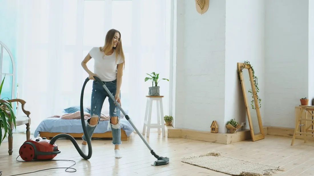Limpeza de piso em uma residência